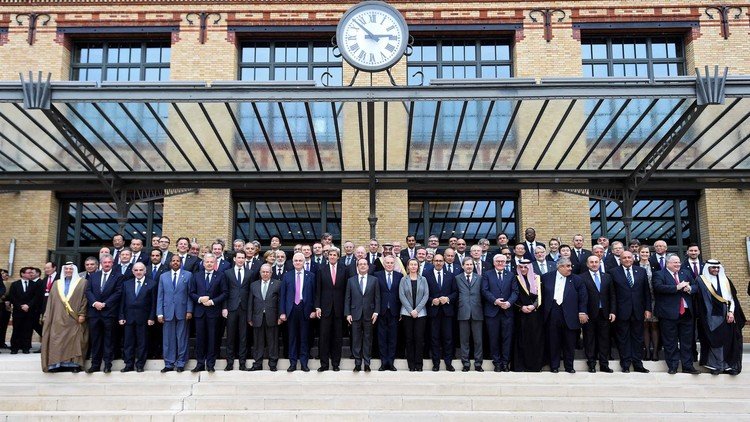 صورة جماعية خلال مؤتمر للسلام في الشرق الأوسط بباريس