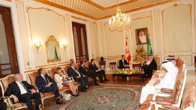 تنورة قصيرة وملكان