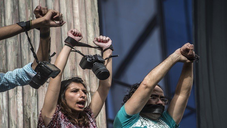 السيسي يعفو عن سجناء رأي وصحفيين خلال أيام