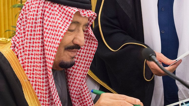 الملك سلمان يمنع أميرا سعوديا من تملك أرض في الطائف