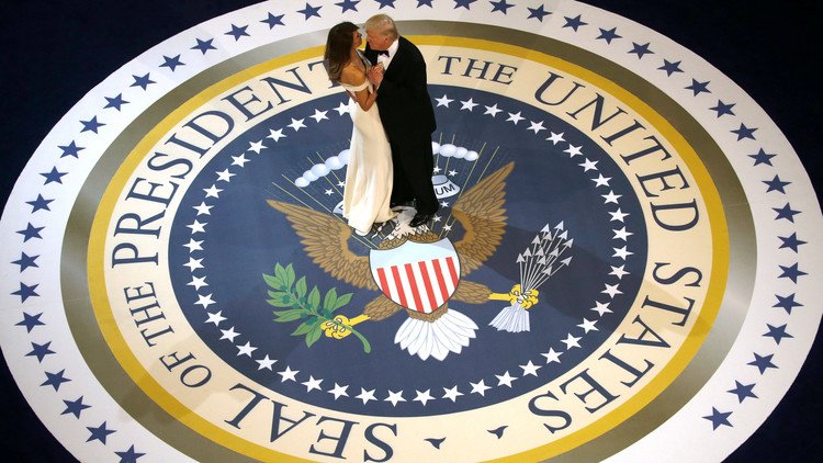 ترامب يراقص ميلانيا على موسيقى فرانك سيناترا