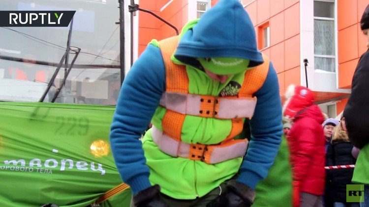 أقوى مواطنة روسية تسحب ترام وزنه أكثر من 36 طن