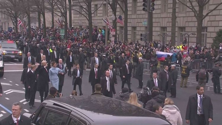 ترامب يحي العلم الروسي في طريقه إلى البيت الأبيض
