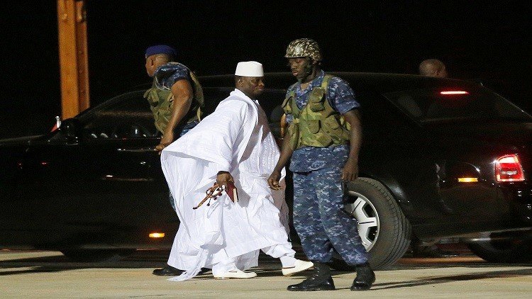 رئيس غامبيا الجديد يصل بلاده على متن طائرة للجيش السنغالي