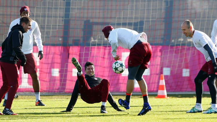 بالفيديو.. ليفاندوفسكي يتحدى نجوم "الفري ستايل"