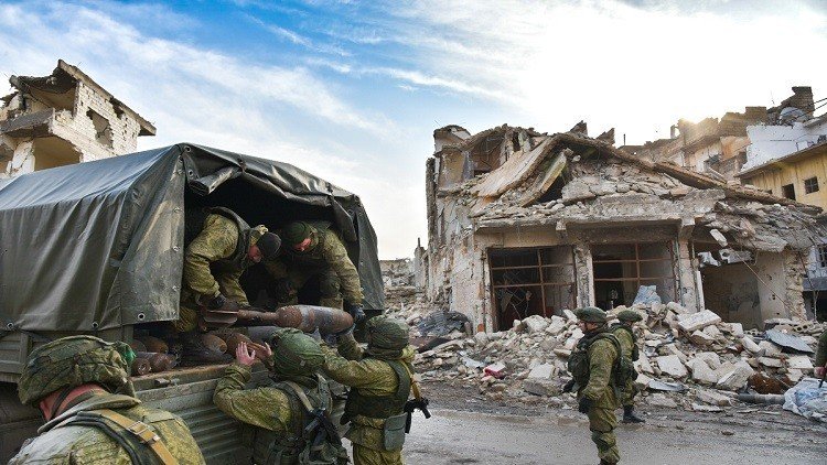 مركز حميميم يواصل تطهير حلب من المتفجرات وإيصال مساعدات لسكانها
