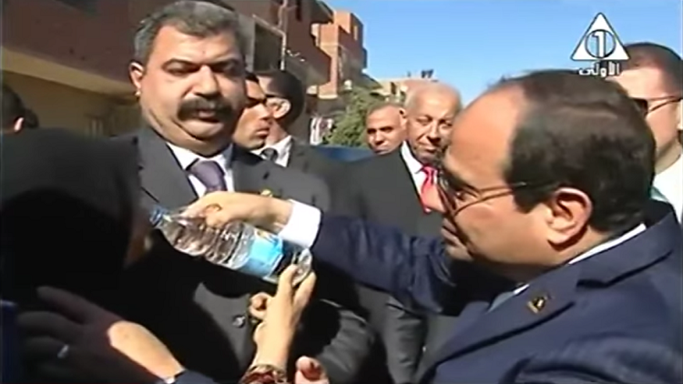 فيديو.. السيسي يتأثر لبكاء سيدة مسنة ويسقيها الماء بيده