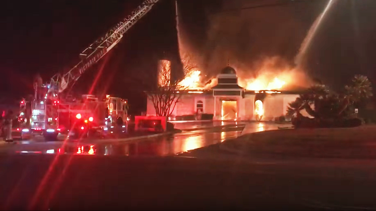 بالفيديو.. حريق هائل يلتهم مسجدا بولاية تكساس الأمريكية ويتسبب فى انهياره