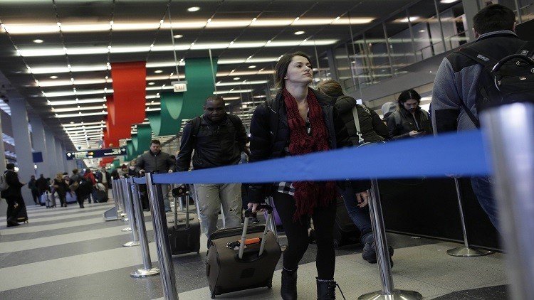 محكمة أمريكية تمنع ترحيل "عالقين" في مطارات البلاد