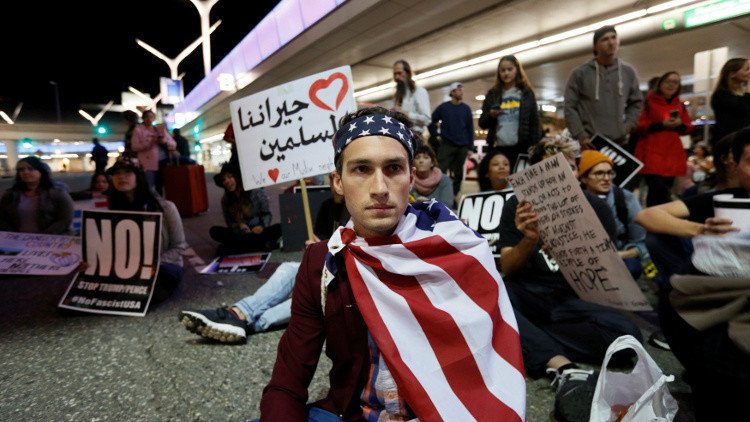 استطلاع: معظم الأمريكيين يعارضون سياسات ترامب