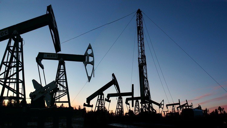 النفط يبدأ أسبوعه بتراجع طفيف