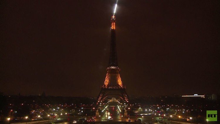 شاهد بالفيديو.. برج إيفل يطفئ أنواره حدادا على ضحايا هجوم كيبك في كندا