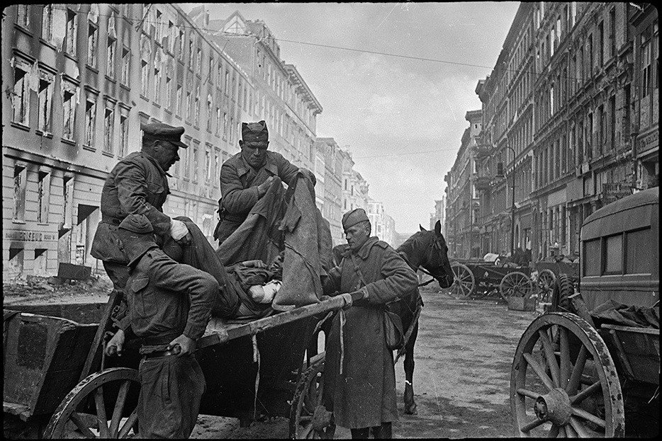 نقل الجنود السوفيت المصابين إلى المستشفى - برلين - 30/04/1945