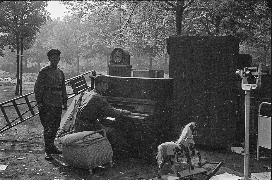 جندي سوفيتي يعزف على البيانو في ضواحي برلين