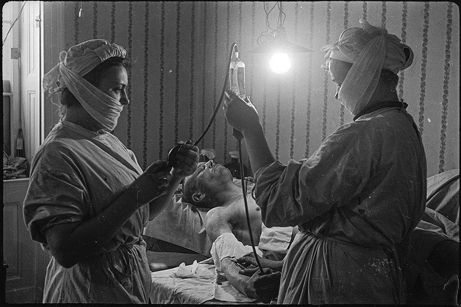 ممرضتان سوفيتيتان في المستشفى - برلين - مايو 1945