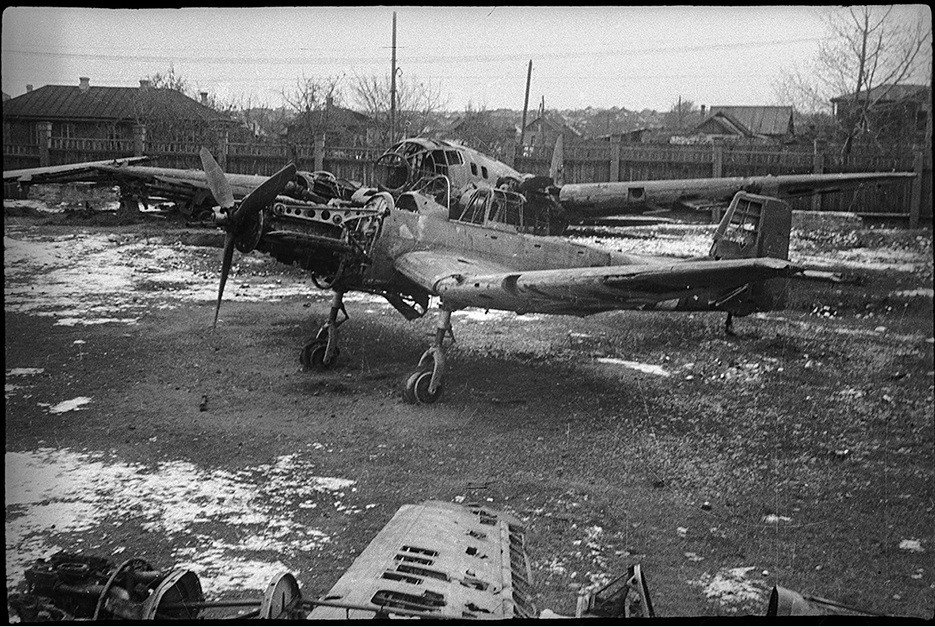 هيكل طائرة مدمرة في أحد شوارع برلين - أواخر أبريل/نيسان 1945