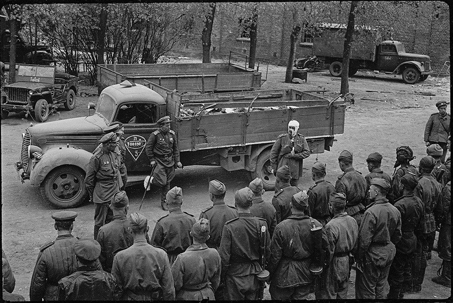 وداع الزملاء ضحايا الحرب - شرق ألمانيا - أبريل/نيسان 1945