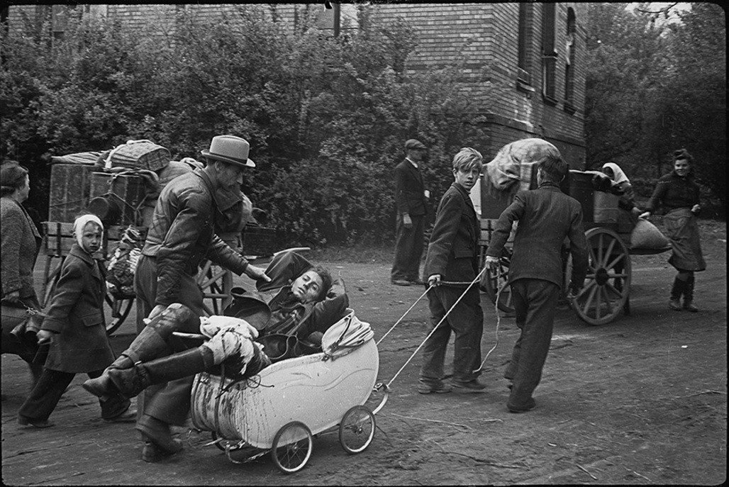 نقل السكان المدنيين المصابين إلى المستشفى - برلين - مايو/أيار 1945