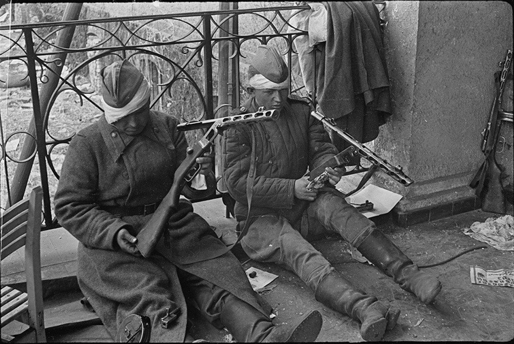 جنديان سوفيتيان ينظفان أسلحتهما عقب انتهاء القتال - برلين - مايو/أيار 1945
