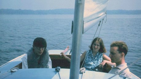 أنهى هوكينغ تعليمه في جامعة أكسفورد التي حصل فيها على درجة الشرف الأولى في الفيزياء