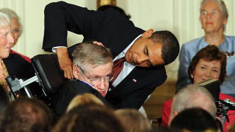 أوباما يكرم هوكينغ يميدالية الحرية (2009)