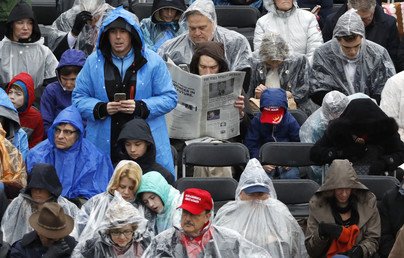 المطر يهطل أثناء مراسم تنصيب ترامب رئيسا للولايات المتحدة الأمريكية 