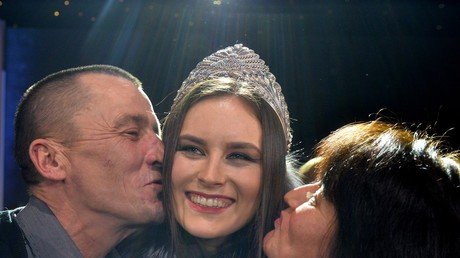 زولفيا شارافاييفا الفائزة بجائزة "ملكة جمال تتارستان-2017" مع والديها أثناء حفل التتويج