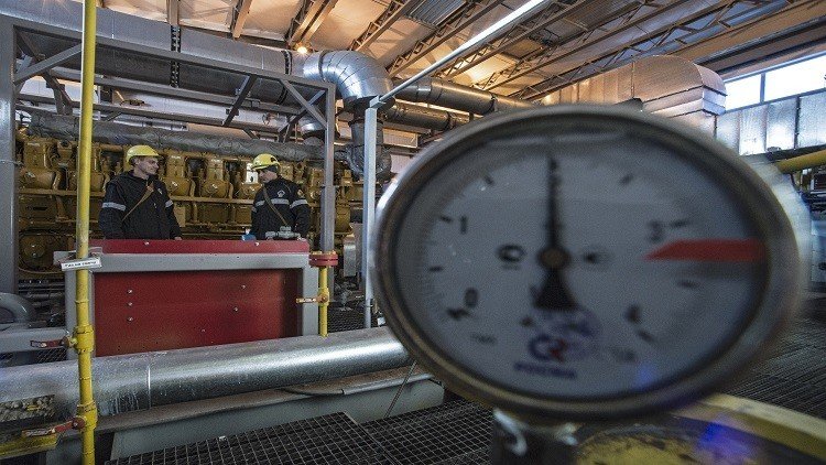 النفط يرتفع مدعوما بخفض روسيا و"أوبك" الإنتاج