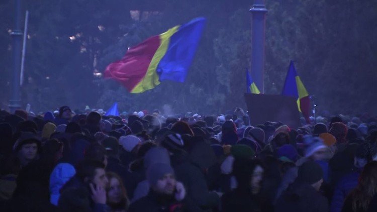 الآلاف في بوخارست يتظاهرون ضد  قانون بعدم تجريم سوء سلوك المسؤولين
