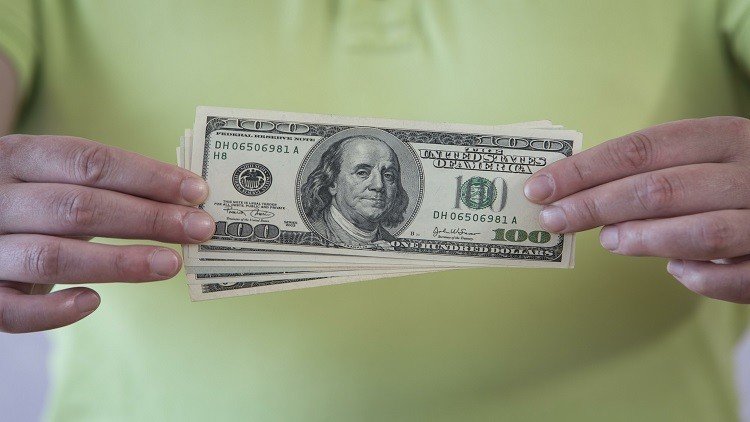 تثبيت سعر الفائدة يهوي بالدولار