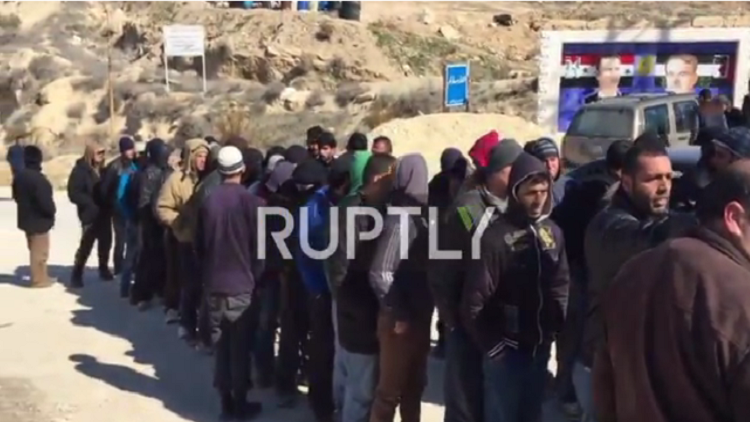 المسلحون يلقون أسلحتهم في وادي بردى