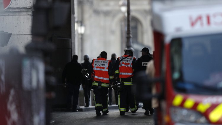 جندي فرنسي يحبط محاولة لاقتحام متحف اللوفر