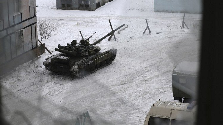 كييف توضح أسباب نشر دباباتها على الجبهة في دونباس