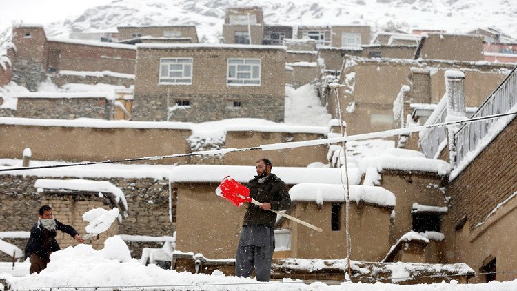 ارتفاع ضحايا الثلوج في أفغانستان إلى 100 قتيل