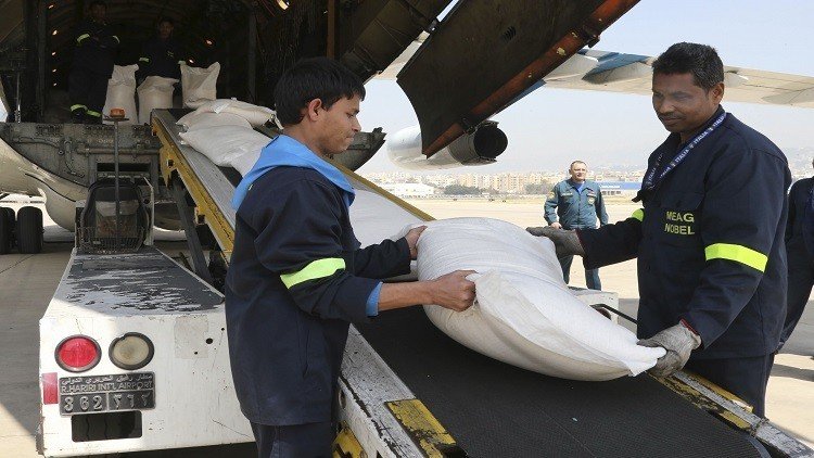 "حميميم" يوزع 12 طنا من المواد التموينية بسوريا  