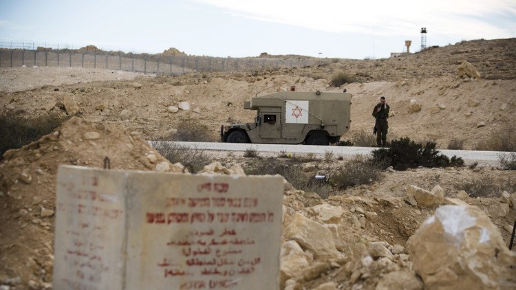 دبابات إسرائيلية تقصف غزة ردا على سقوط صاروخ