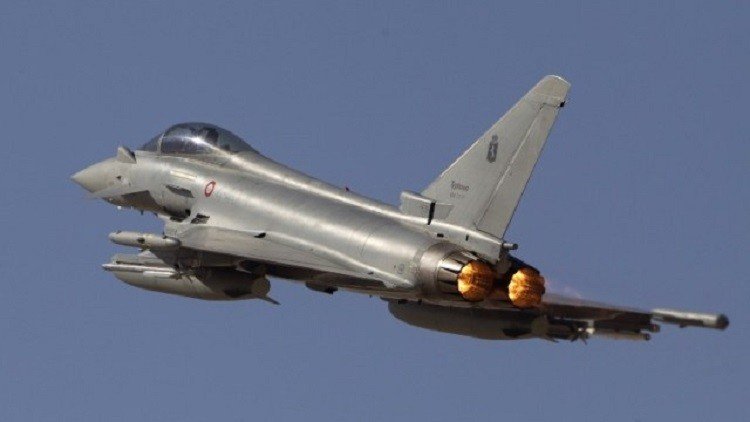 مقاتلات بريطانية ترافق طائرة مدنية باكستانية 
