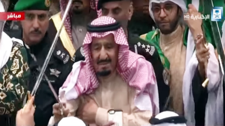 بالفيديو.. العاهل السعودي يؤدي 