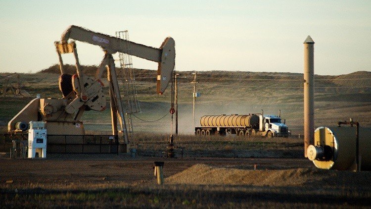 النفط يهبط بعد قفزة في مخزونات الخام الأمريكية