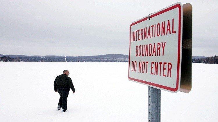 مهاجرون يعبرون مشيا حدود الولايات المتحدة  إلى كندا