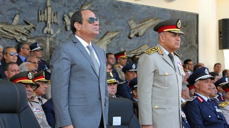 السيسي يحدد من يملك الحق في الالتحاق بصفوف الجيش المصري