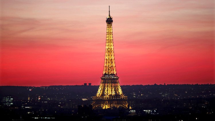 باريس تحوط برج إيفل بجدار زجاجي لمجابهة الإرهاب