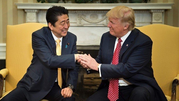 شينزو آبي في واشنطن على أمل إقامة علاقات شخصية وثيقة مع ترامب