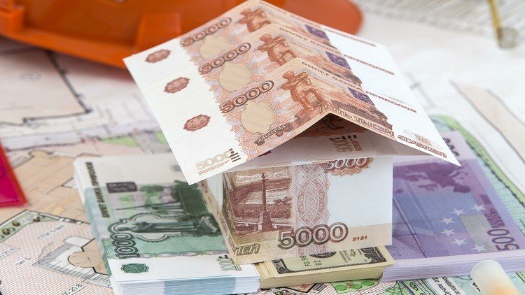 الدولار دون 58 روبلا لأول مرة في عام ونصف 