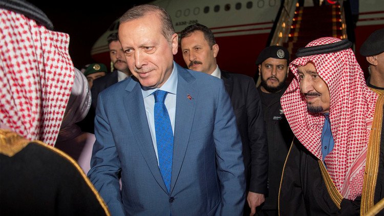 بالصور.. العاهل السعودي يستقبل أردوغان بمطار قاعدة الملك سلمان الجوية في الرياض