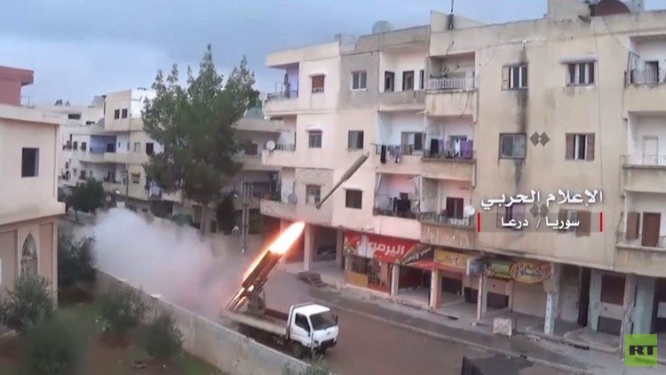 لحظة قصف الجيش السوري لمواقع المسلحين في درعا