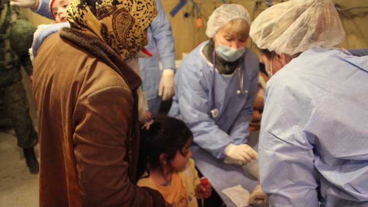 أطباء عسكريون روس يساعدون  سكان شرق حلب