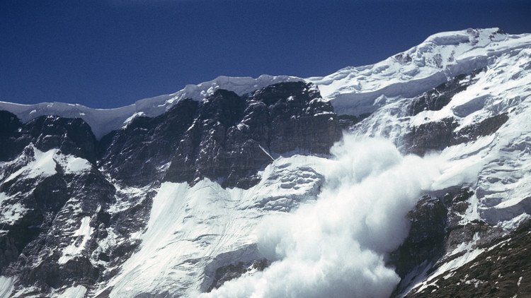 إنقاذ 16 عسكريا في كازاخستان من تحت الثلوج 