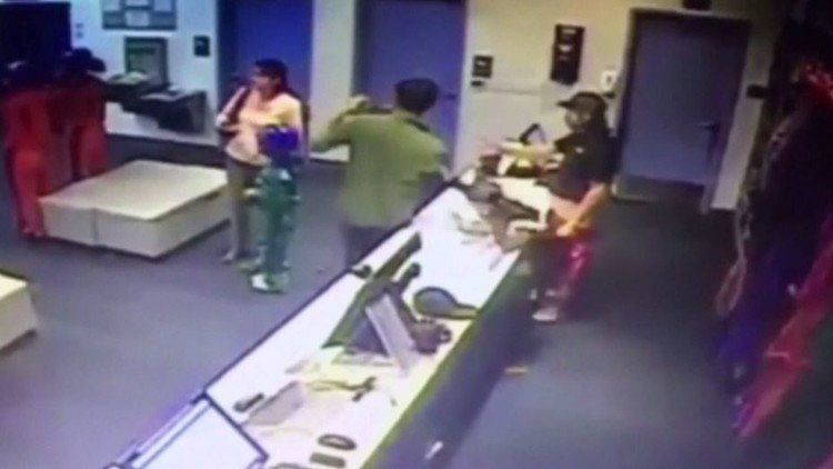 رد فعل سريع لمدرب يؤمن سلامة طفل (فيديو)