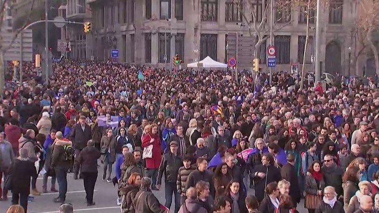 متظاهرو برشلونة: "كفى أعذارا.. ادخلوا اللاجئين الآن!"
